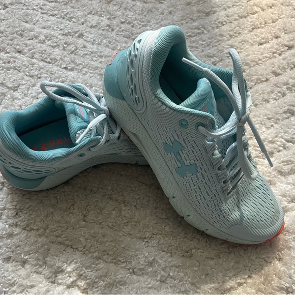 Women’s under armour sneaker - Picture 2 of 5